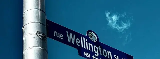 Rue Wellington St. W. street sign